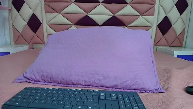 Snapshot of valecastro_ chatting on 6, 10, 2025 valecastro  online show from 6, 10, 2025