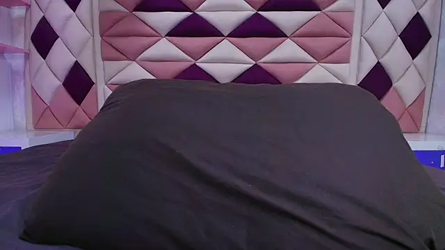 Snapshot of valecastro_ chatting on 8, 10, 2025 valecastro  online show from 8, 10, 2025