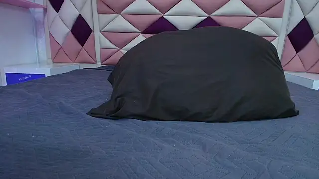 Snapshot of valecastro_ chatting on 10, 10, 2025 valecastro  online show from 10, 10, 2025