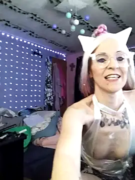 Purple2StayThnxx online show from 8, 6, 2026