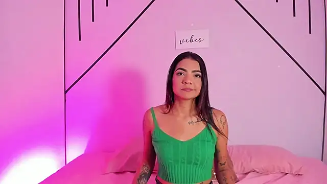 Snapshot of MiahCornell_ chatting on 11, 11, 2025 MiahCornell online show from 11, 11, 2025