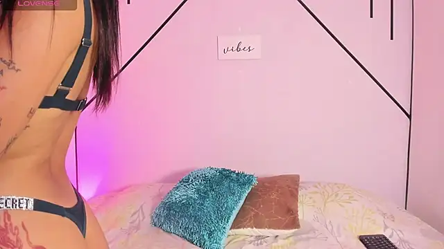 Snapshot of MiahCornell_ chatting on 26, 11, 2025 MiahCornell online show from 26, 11, 2025