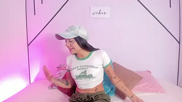 Snapshot of MiahCornell_ chatting on 5, 1, 2026 MiahCornell online show from 5, 1, 2026