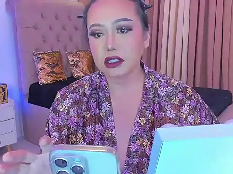 Snapshot of dianaCortney_21 chatting on 17, 10, 2025 dianaCortney 21 online show from 17, 10, 2025