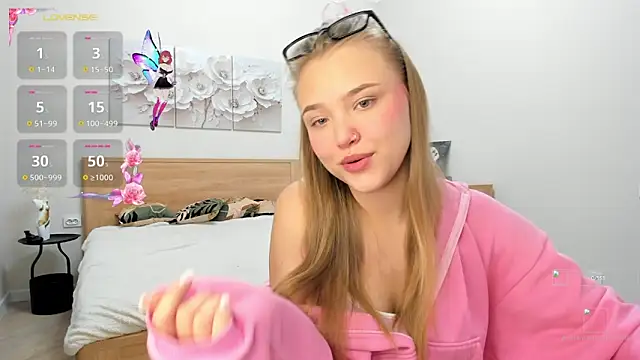 Snapshot of flooora_0 chatting on 10, 10, 2025 flooora 0 online show from 10, 10, 2025