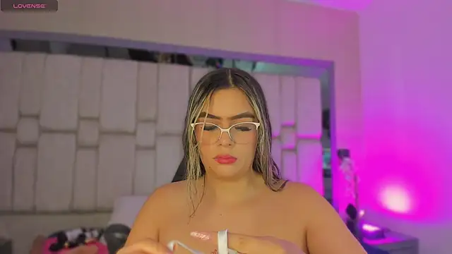 Samarafernandez online show from 27, 9, 2025