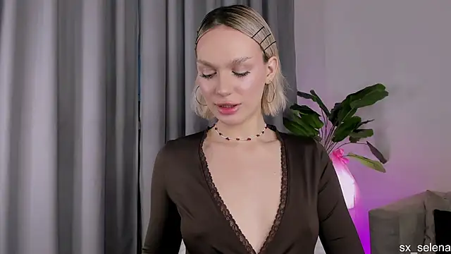 Ice Strawberry online show from 4, 5, 2026