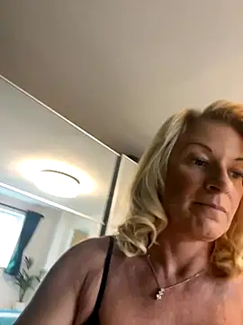 Snapshot of Princess-polly chatting on 1, 10, 2025 Princess-polly online show from 1, 10, 2025