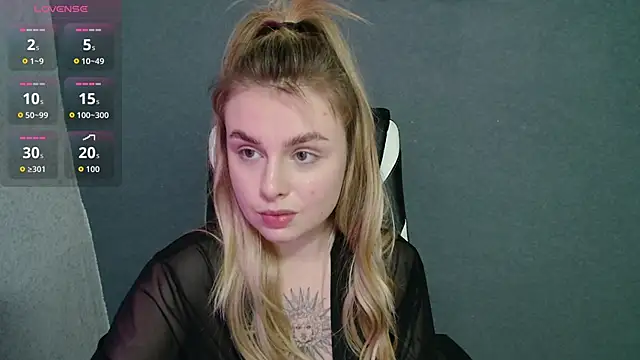 Snapshot of AngelicaHollywood chatting on 11, 10, 2025 AngelicaHollywood online show from 11, 10, 2025