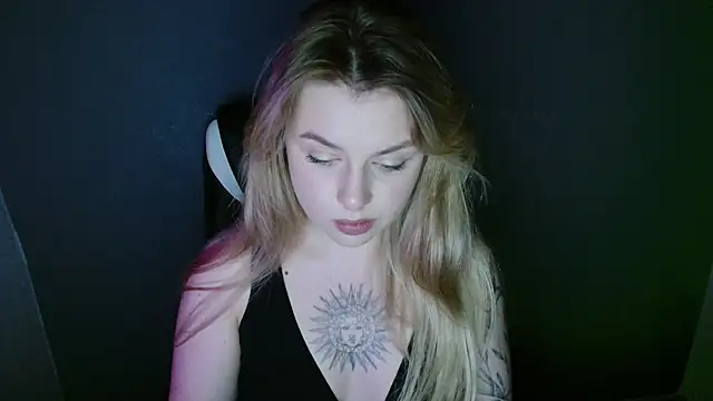 Snapshot of AngelicaHollywood chatting on 18, 11, 2025 AngelicaHollywood online show from 18, 11, 2025