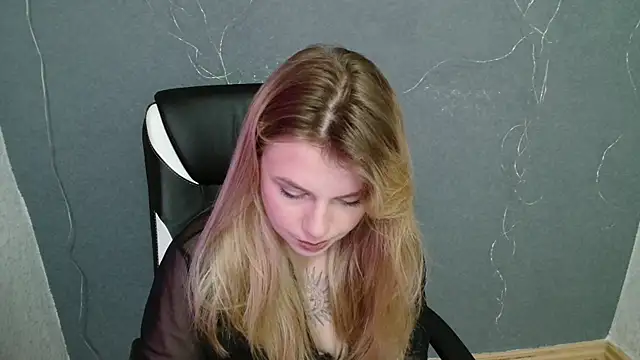 Snapshot of AngelicaHollywood chatting on 23, 11, 2025 AngelicaHollywood online show from 23, 11, 2025