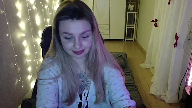 Snapshot of AngelicaHollywood chatting on 21, 12, 2025 AngelicaHollywood online show from 21, 12, 2025