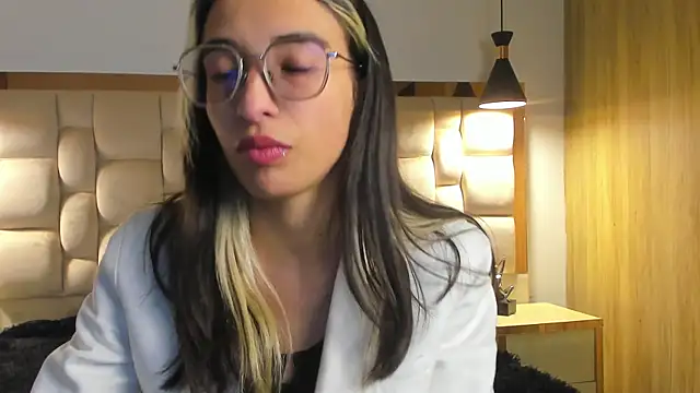 Snapshot of Emilia_Bons chatting on 11, 9, 2025 Emilia Bons online show from 11, 9, 2025