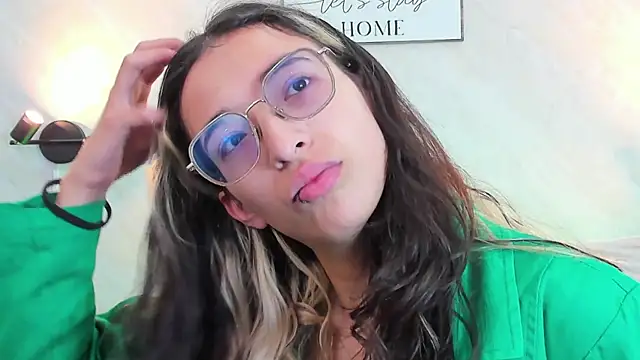 Snapshot of Emilia_Bons chatting on 29, 9, 2025 Emilia Bons online show from 29, 9, 2025