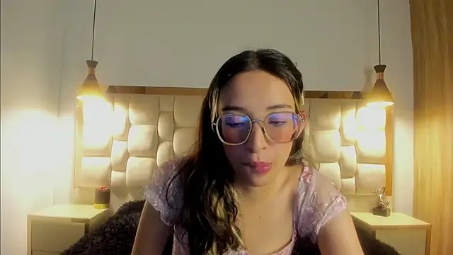 Snapshot of Emilia_Bons chatting on 28, 10, 2025 Emilia Bons online show from 28, 10, 2025