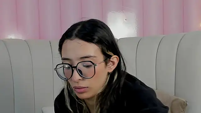 Snapshot of Emilia_Bons chatting on 19, 12, 2025 Emilia Bons online show from 19, 12, 2025