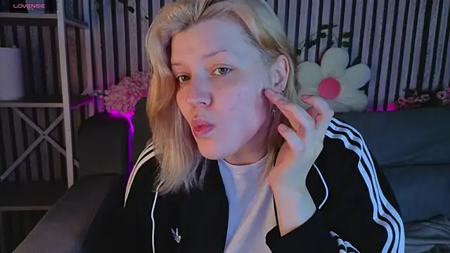Snapshot of Michele_Greenn chatting on 3, 7, 2026 Michele Greenn online show from 3, 7, 2026