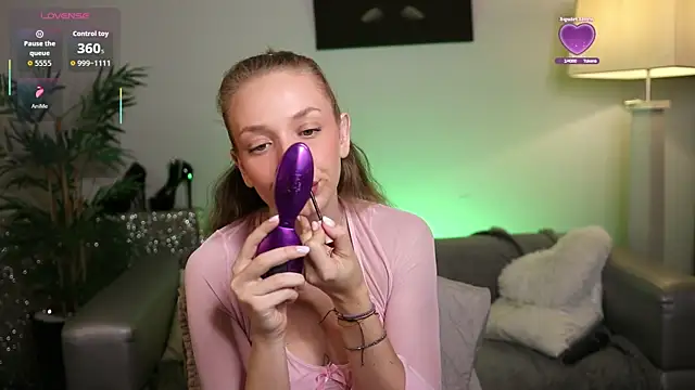 NovaHollisx online show from 14, 11, 2025