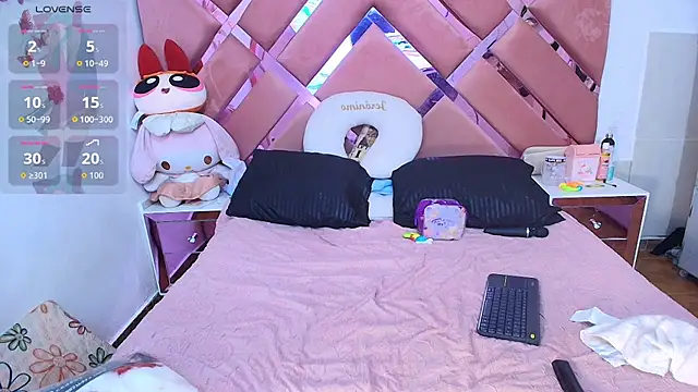 Snapshot of BrittanyBoa chatting on 21, 12, 2025 BrittanyBoa online show from 21, 12, 2025