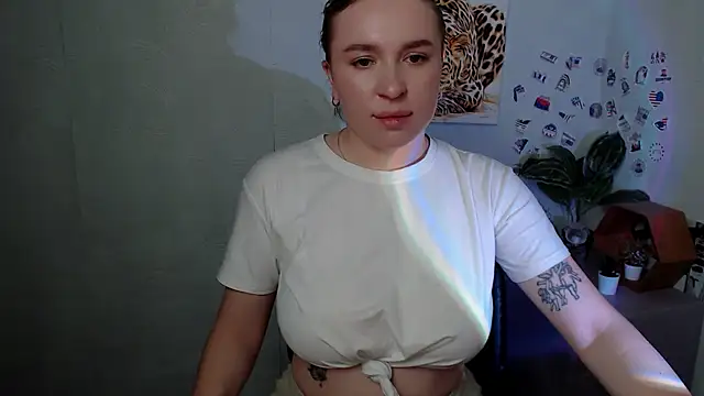 JuliaTopp  online show from 2, 3, 2026