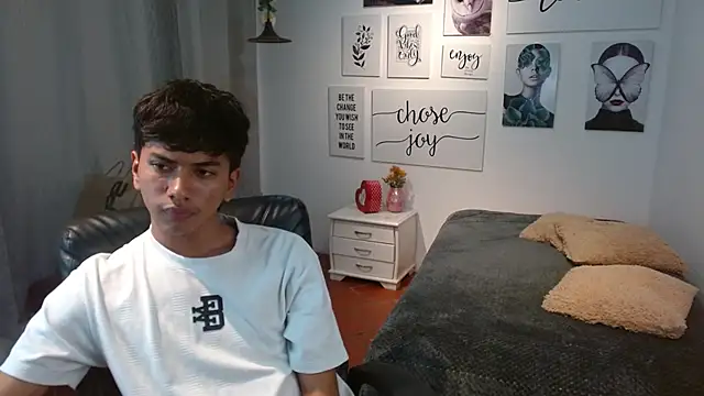 Snapshot of markbowie chatting on 28, 11, 2025 markbowie online show from 28, 11, 2025