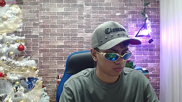 Snapshot of markbowie chatting on 20, 12, 2025 markbowie online show from 20, 12, 2025