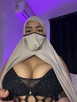 Snapshot of thaira_aly chatting on 8, 4, 2026 thaira aly online show from 8, 4, 2026