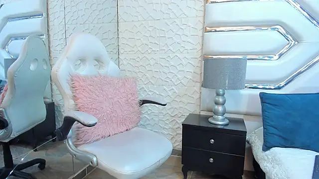 Snapshot of TatiLee chatting on 18, 10, 2025 TatiLee online show from 18, 10, 2025