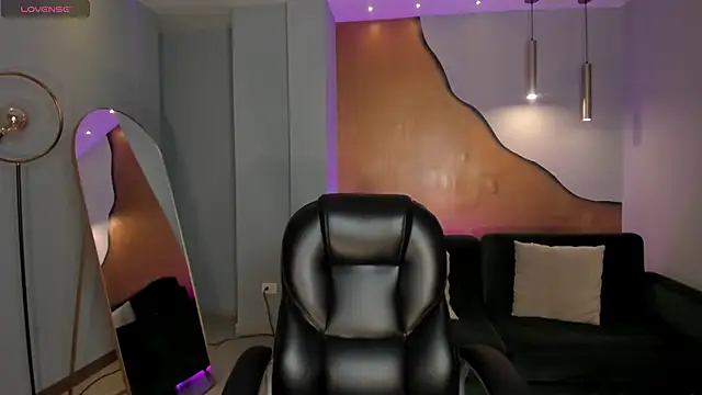 MiaLaurence online show from 26, 10, 2025