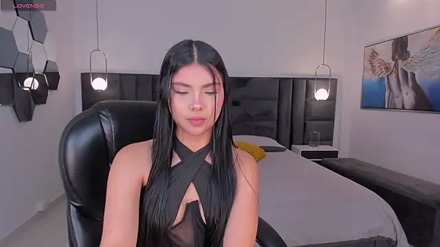 Snapshot of MiaLaurence chatting on 25, 6, 2026 MiaLaurence online show from 25, 6, 2026