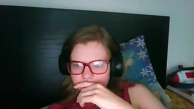 Snapshot of Moonolighta chatting on 4, 11, 2025 Moonolighta online show from 4, 11, 2025