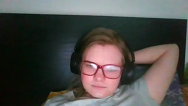 Snapshot of Moonolighta chatting on 8, 4, 2026 Moonolighta online show from 8, 4, 2026