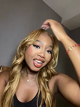 Snapshot of alisonn_moon chatting on 25, 7, 2026 alisonn moon online show from 25, 7, 2026