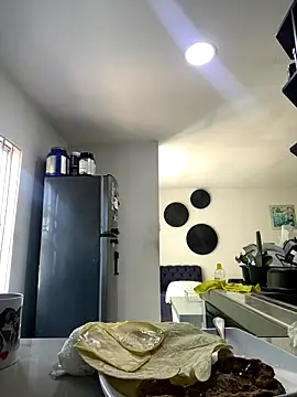 Samara Hadi  online show from 18, 12, 2025