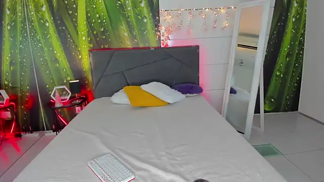 HollyTailors online show from 11, 9, 2025