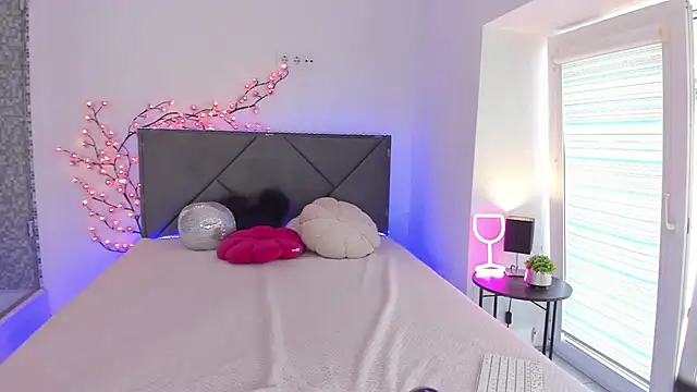 HollyTailors online show from 15, 9, 2025