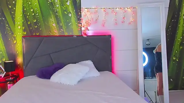 HollyTailors online show from 25, 9, 2025