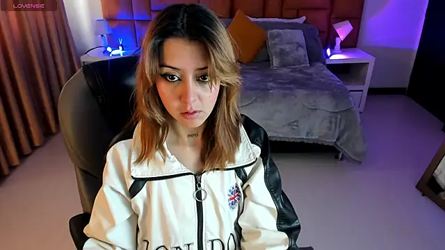 Snapshot of Catti_Brie chatting on 10, 11, 2025 Catti Brie online show from 10, 11, 2025