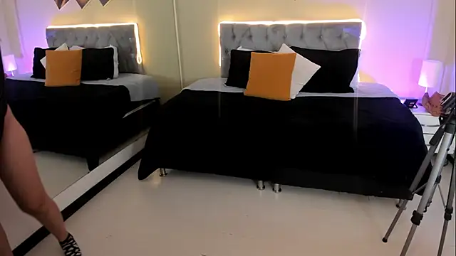 Snapshot of Catti_Brie chatting on 26, 11, 2025 Catti Brie online show from 26, 11, 2025