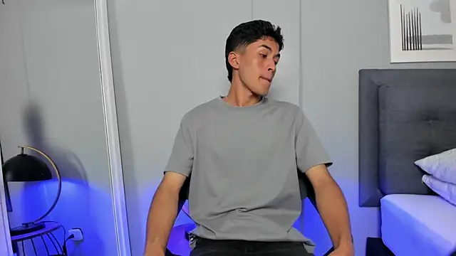 Snapshot of Tylerffoxx chatting on 11, 11, 2025 Tylerffoxx online show from 11, 11, 2025