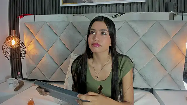 Snapshot of Baby-Rouse_ chatting on 18, 11, 2025 Baby-Rouse online show from 18, 11, 2025