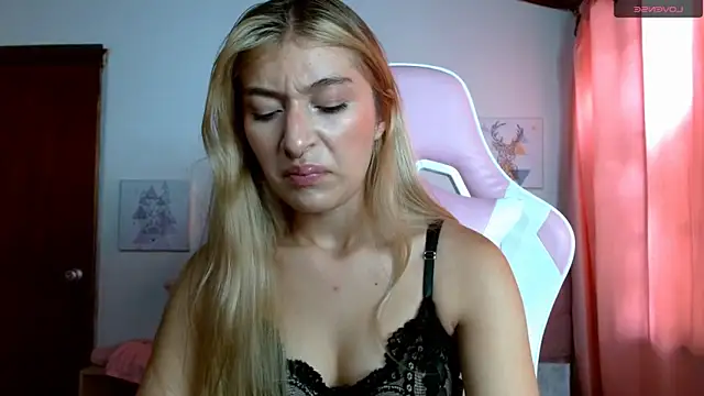 Snapshot of SophiaaLee chatting on 12, 10, 2025 SophiaaLee online show from 12, 10, 2025