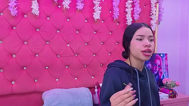 Nanis James online show from 8, 11, 2025