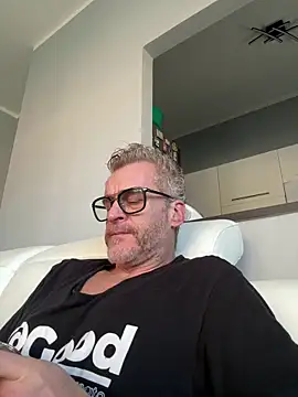 Axl hot online show from 18, 2, 2026