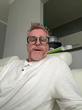 Axl hot online show from 22, 3, 2026