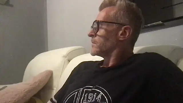 Axl hot online show from 25, 6, 2026