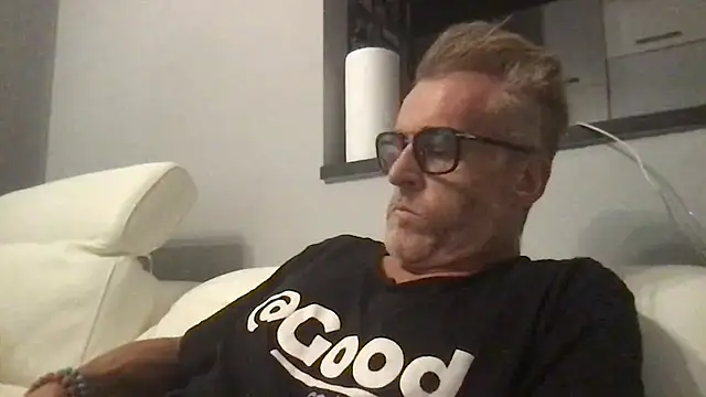 Axl hot online show from 15, 7, 2026