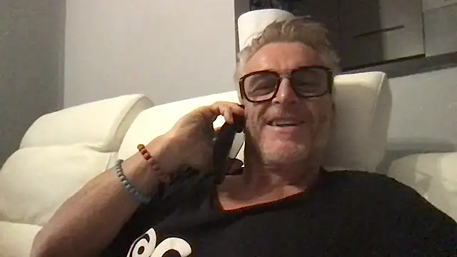 Axl hot online show from 31, 7, 2026