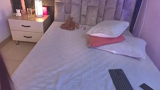 emmi collinss online show from 4, 10, 2025