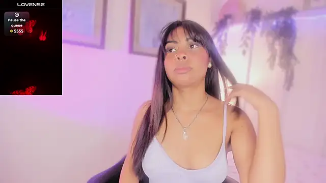 Snapshot of theLayla_DH chatting on 8, 9, 2025 theLayla DH online show from 8, 9, 2025